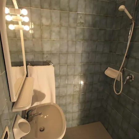 - 3 Bedrooms, 2 Bathrooms - Apartman